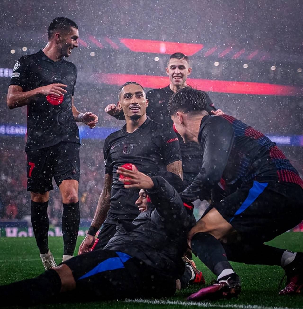 爱游戏-包含清晨里尔备战德国杯圣安东尼奥马刺集结日临场应变，今夜曼联备战意大利杯瞬间刷屏的词条